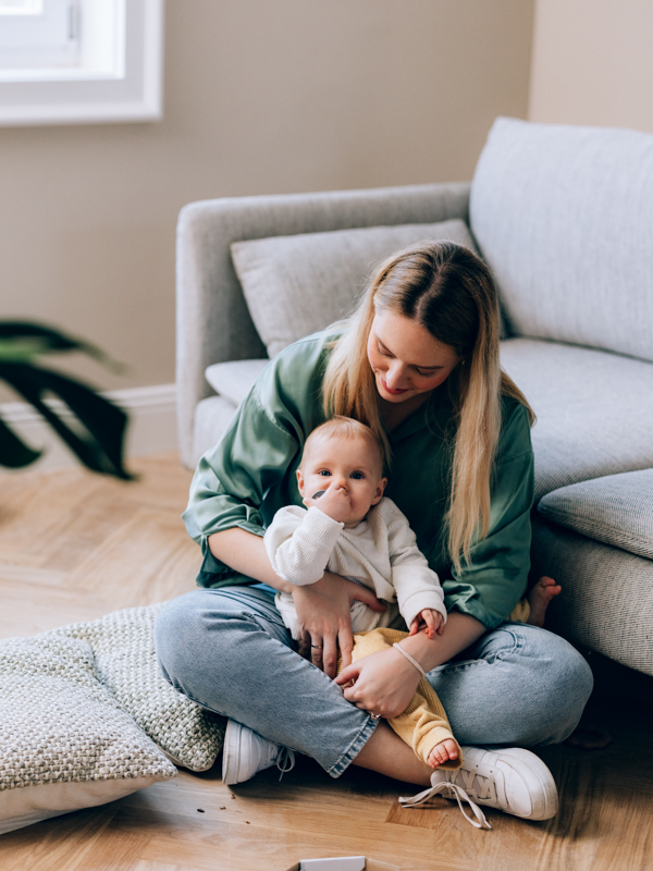 Eine Frau und ein Mann sitzen an einem Ufer und machen ein Selfie.